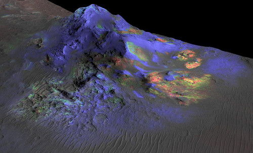 Imágenes tomadas por el instrumento del satélite Mars Reconnaissance Orbiter de la NASA revelan la presencia de depósitos de vidrio que podrían contener indicios de vida pasada en Marte. FOTO: NASA/JPL-CALTECH/JHUAPL/UNIV. OF ARIZONA