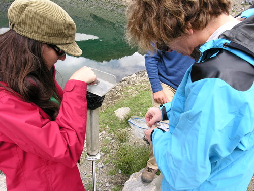 Las investigadoras extraen  un testigo de sedimento en una de las lagunas de Sierra Nevada. Foto: UGR.