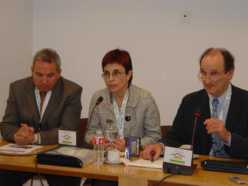 Los doctores Córdoba (izda.) y Simpson durante la rueda de prensa