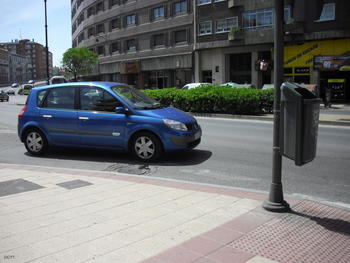 Un vehículo circula por una calle de Valladolid.