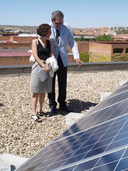 José Gómez Asencio e Isabel Suárez, en la instalación fotovoltaica.
