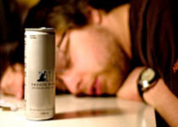 Las bebidas energéticas acompañadas de alcohol pueden originar problemas cardiacos (FOTO: MINSA).