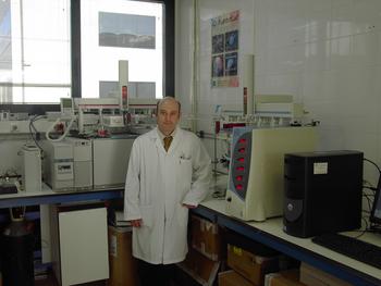 El profesor Jordi Rovira en su laboratorio