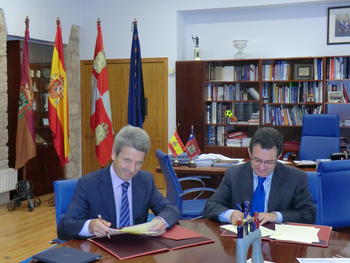 Alfonso Murillo, rector de la Universidad de Burgos, y Juan José Aliende Miranda, presidente del Colegio Oficial de Médicos suscriben el convenio.