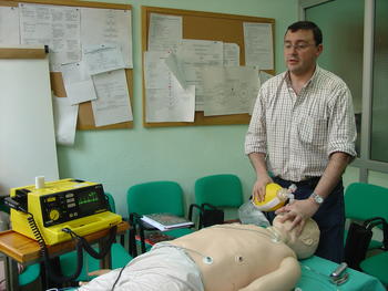 Miguel Angel Castro muestra como se realiza una reanimación cardiopulmonar