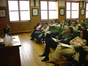 Alumnos del curso siguen la videoconferencia en Valladolid