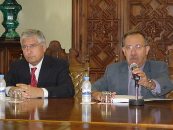 Arturo Pérez Eslava y Enrique Battaner presentando las novedades del curso académico 2005/2006