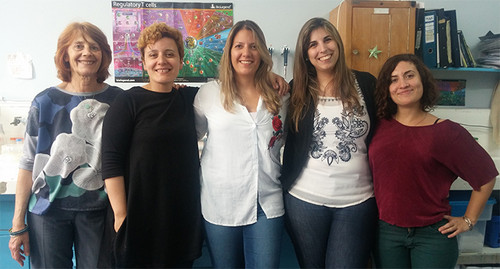 Algunas autoras del paper, Adriana Seilicovich (izq.), Marianela Candolfi, Mariela Moreno Ayala, Florencia Gottardo y Antonela Asad, del Instituto de Investigaciones Biomédicas (UBA-CONICET).