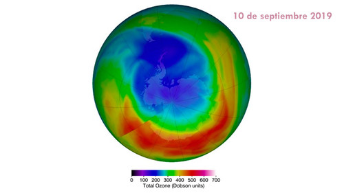 Imagen del total de ozono sobre el Polo Sur, generada por computadora y visualizada en colores falsos. El violeta y el azul indican donde se encuentra menos ozono/NASA Official /Paul A. Newman.