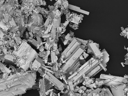 Fragmento de coltán (niobio y tántalo), visto en el Laboratorio de Microsccopía. / CENIM.