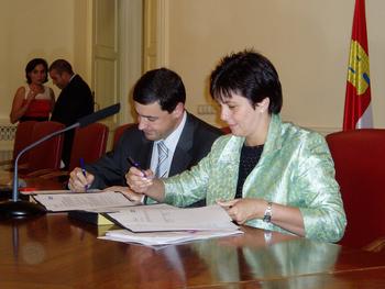 En primer plano, la consejera delegada de Microsoft, Rosa García, y el director del Inteco, Enrique Martín