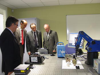 Fernando Rull y representantes del CSIC, el CEA y la Universidad de Valladolid observan un prototipo de espectroscopio