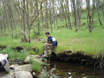 Andrés Rodríguez investigando las nutrias en el río