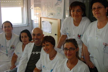 Santiago Vivas, con un grupo de enfermeras del servicio de Aparato Digestivo del Complejo Hospitalario de León.