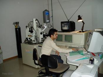 El investigador, trabajando en la microsonda electrónica.