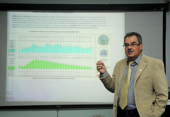 Omar Lizaño, coordinador del proyecto, presenta el Módulo de Información Oceanográfica (Fotografía: UCR)