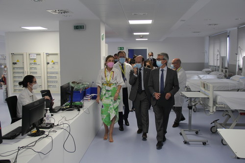 Las autoridades visitan el Área de Ensayos Clínicos del Hospital Clínico Universitario de Salamanca.