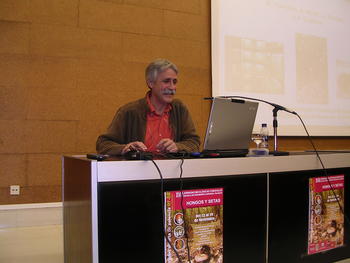 El Dr.Mario Honrubia durante su conferencia de trufas del desierto.