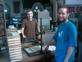 Los investigadores de la Universidad de Salamanca, en una biblioteca de la India
