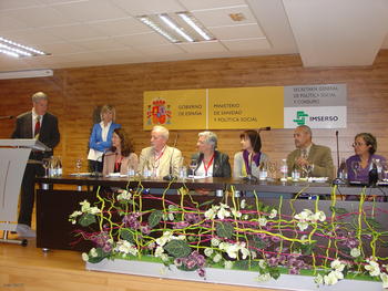 El subdelegado del Gobierno, Jesús Málaga, abre la sesión de los expertos en alzhéimer ante la prensa.
