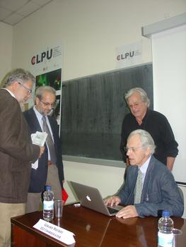 Gerard Mourou, experto participante en el congreso (sentado, a la derecha), prepara su intervención ante la presencia de Luis Roso y Daniel Hernández Ruipérez.