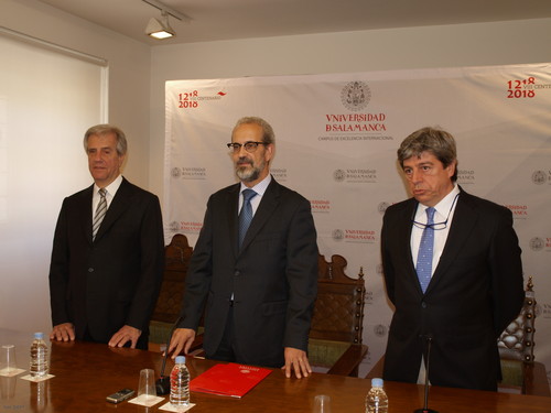 De izquierda a derecha, Tabaré Vázquez; el rector de la Universidad de Salamanca, Daniel Hernández Ruipérez; y Juan Jesús Cruz. 