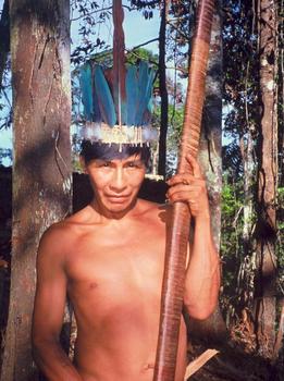 Un indígena ataviado con sus adornos típicos
