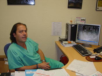 Felipe Fernández Vázquez, en su despacho del Hospital de León