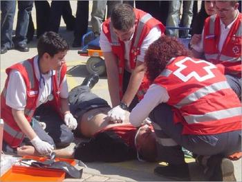 Miembros de Cruz Roja en un simulacro de parada
