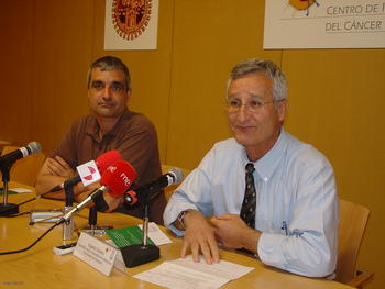De izquierda a derecha, Xosé Bustelo y Eugenio Santos, investigadores del Centro del Cáncer.