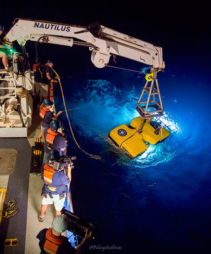 ROV Hercules es lanzado para explorar el mar profundo alrededor de las Islas Galápagos. Crédito: Ocean Exploration Trust/Nautilus Live.