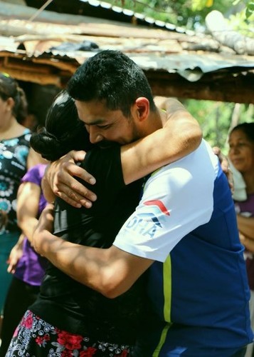 Reencuentro de un joven salvadoreño con su madre tras 35 años de separación.