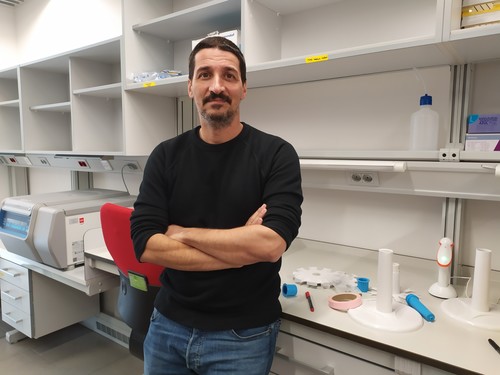 Álvaro Sánchez, en el laboratorio del IBFG.
