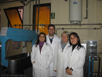 El grupo de investigación de la Universidad de León en termorresistencia microbiana. A la derecha, Ana Bernardo y Mercedes López.