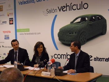 Begoña Hernández, Carlos Escudero y Enrique Jiménes durante la presentación del Salón del Vehículo y Combustible Alternativos.