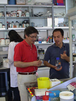 Faustino Mollinedo en su laboratorio