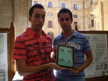 Juan Agustín Rodríguez y Javier Cid muestran en el iPad el juego PixKid.