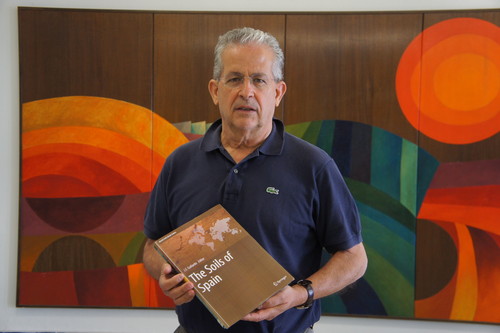 Juan Gallardo, con el libro sobre los suelos españoles. Foto: IRNASA.
