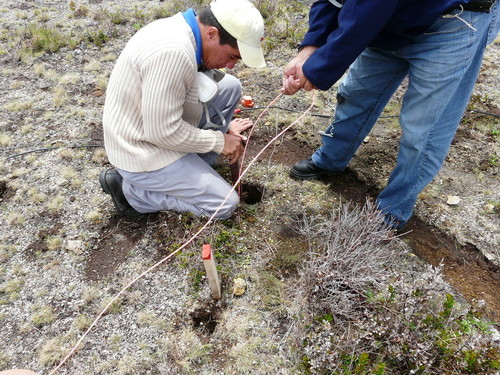 Colocación de instrumentos en el volcán Turrialba. Foto: RSN.