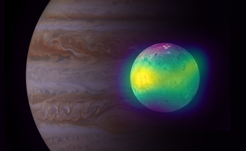 Imagen compuesta de Io, una de las lunas de Júpiter, obtenida en frecuencias de radio con ALMA y de luz óptica con las sondas Voyager 1 y Galileo/ALMA (ESO/NAOJ/NRAO), I. de Pater et al.; NRAO/AUI NSF, S. Dagnello; NASA/ESA