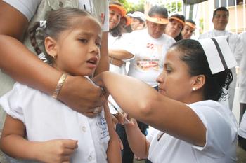 Una niña recibe una vacuna.