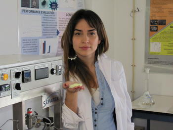 La investigadora del Grupo de Procesos de Alta Presión Marta Fraile en uno de los laboratorios (FOTO: Marta Fraile).