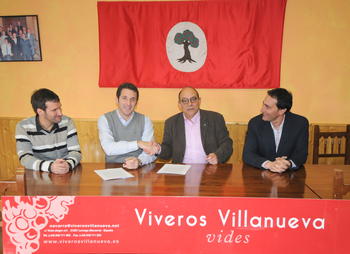 Enrique Garzón, director del Instituto de la Viña y el Vino de la Universidad de León, y Carlos Lucea Villanueva, coordinador del proyecto en Viveros Villanueva (FOTO: ULE).
