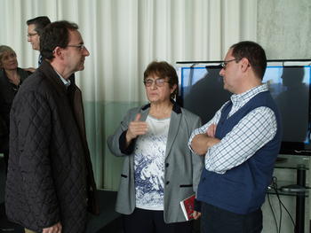 Alberto Rábano conversa con el director del Banco Nacional de ADN, Alberto Orfao (izquierda), en presencia de la directora del Incyl, Raquel Rodríguez.