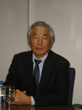 Sumio Iijima durante la rueda de prensa que ha ofrecido en la Facultad de Ciencias de Valladolid.