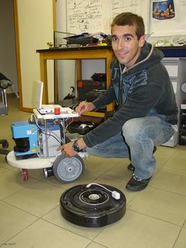 El ingeniero informático Alberto Rodríguez Valle, junto al robot principal del sistema.