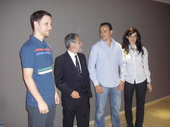 El rector posa junto con los ganadores del Premio de Ideas Empresariales.