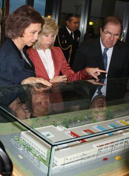 La Reina, María Isabel Ingelmo y el presidente de la Junta, Juan Vicente Herrera, ante una maqueta del Centro de Alzhéimer de Salamanca.
