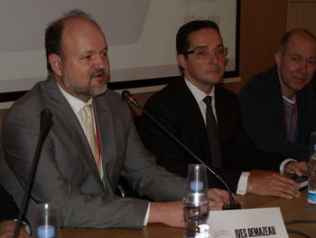 Yves Demazeau, a la izquierda, junto a Juan Manuel Corchado, decano de la Facultad de Ciencias de la Universidad de Salamanca.