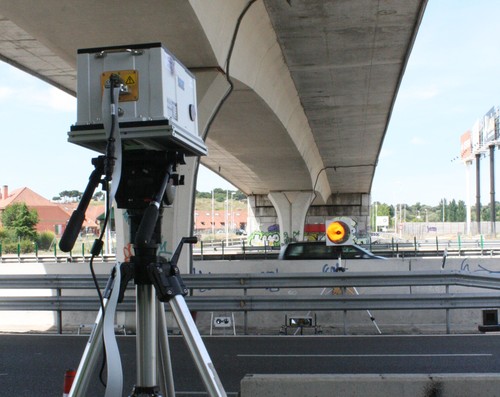 Hyperspectral measuring equipment on a multi-lane highway for obtaining infrared emissions signatures of toxic gases produced by automobile traffic. UC3M.